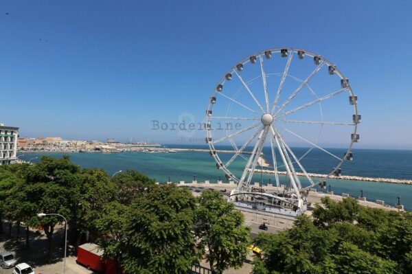 Bari Sul Lungomare Di Santo Spirito Una Ruota Panoramica Borderline Com